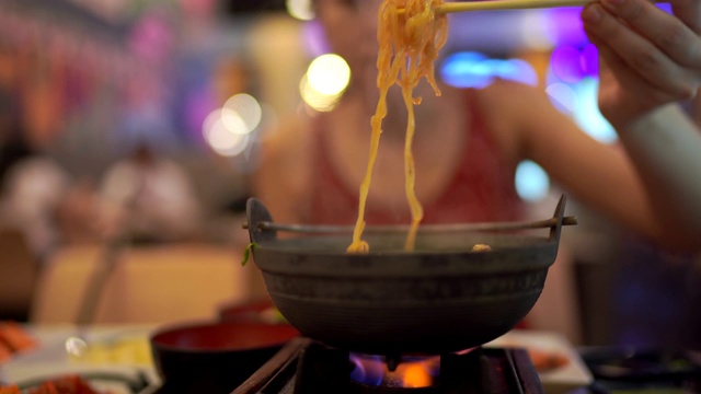 年轻女子正在吃日本食物。视频素材