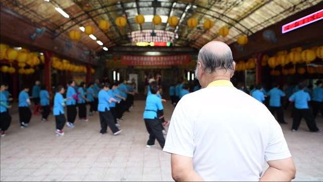 高级太极大师看着高年级学生练习视频下载