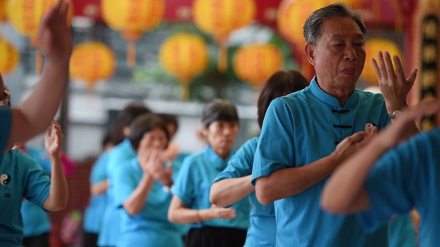 一名老人在一群人中间打着太极拳视频下载