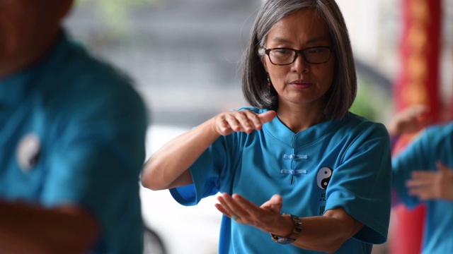 专注的老年妇女练习太极视频下载