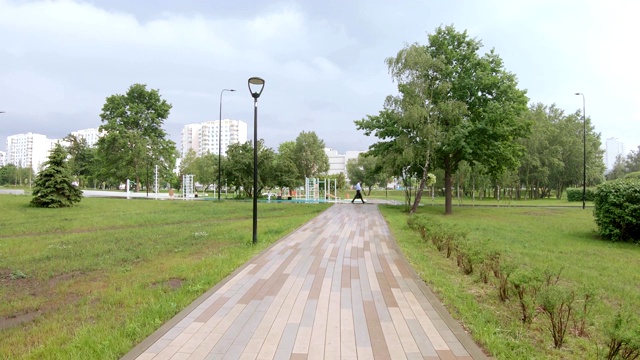 雨后公园里的小巷视频素材