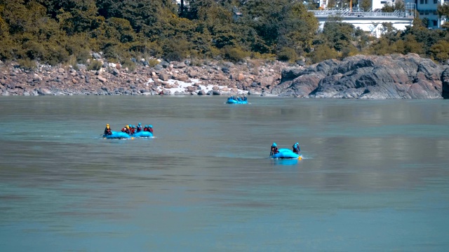 漂流在圣河恒河上，穿过瑞诗凯诗城视频素材