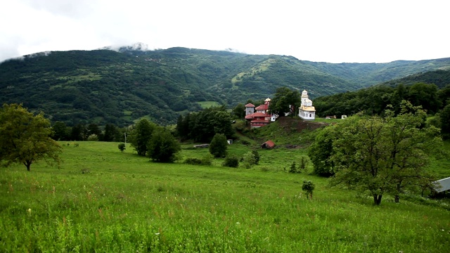 山地景观有东正教修道院视频素材