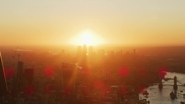 鸟瞰图日出在伦敦城市金融区视频素材