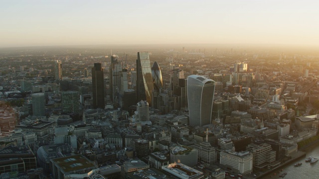 英国伦敦摩天大楼上空的鸟瞰图视频素材