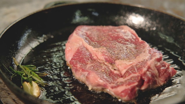 调味香料辣椒红肉西冷牛排视频素材