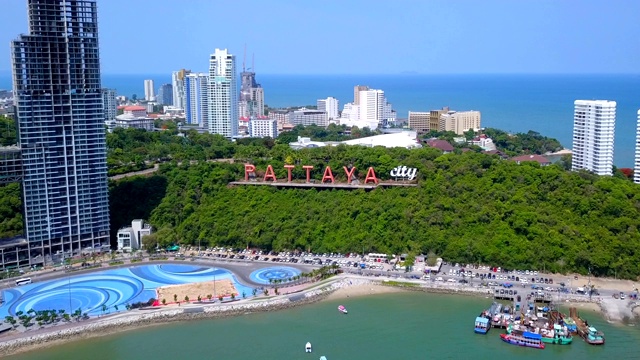 鸟瞰芭堤雅海上的船只、海滩和城市，以蓝天为旅行背景。泰国春武里。视频素材