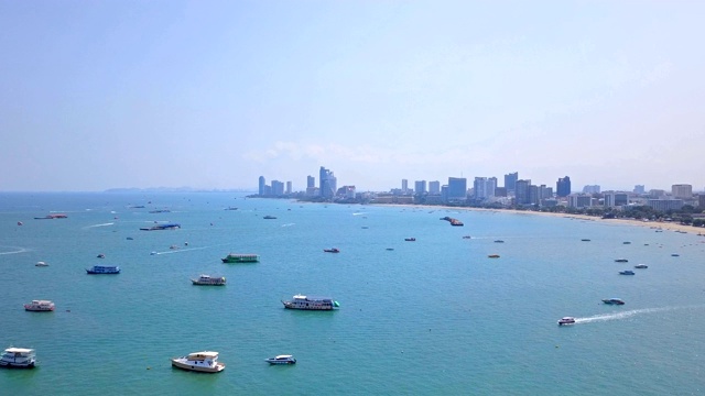 鸟瞰芭堤雅海上的船只、海滩和城市，以蓝天为旅行背景。泰国春武里。视频素材