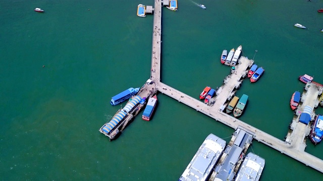 鸟瞰芭堤雅海上的船只、海滩和城市，以蓝天为旅行背景。泰国春武里。视频素材