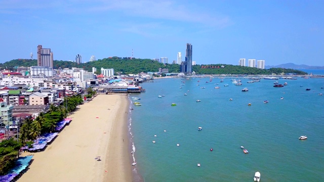 鸟瞰芭堤雅海上的船只、海滩和城市，以蓝天为旅行背景。泰国春武里。视频素材