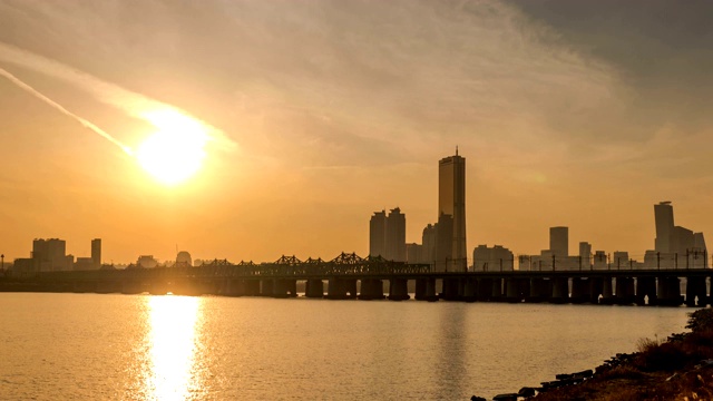 日落至夜景汉江铁路桥及悠ido市区视频素材