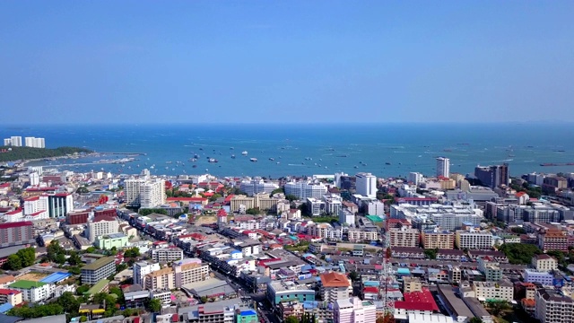 鸟瞰芭堤雅海上的船只、海滩和城市，以蓝天为旅行背景。泰国春武里。视频素材