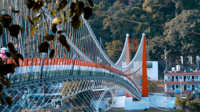 在瑞诗凯诗市有一座横跨神圣恒河的斜拉桥视频素材