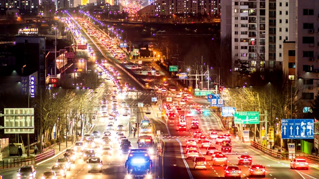 韩国首尔市光津谷市区夜间的交通景象视频素材