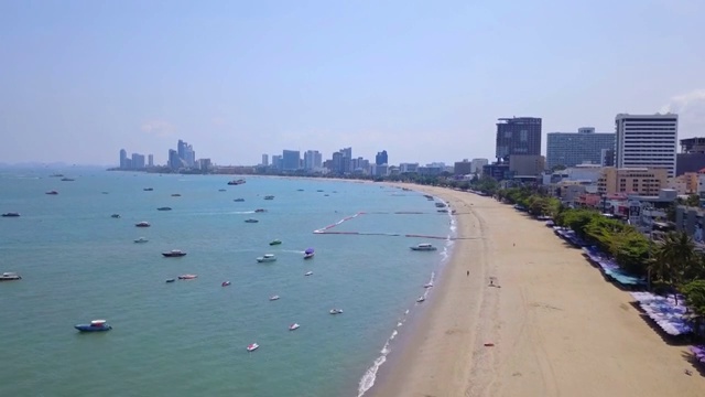 鸟瞰芭堤雅海上的船只、海滩和城市，以蓝天为旅行背景。泰国春武里。视频素材