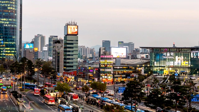 韩国首尔站周边地区的白天到晚上的景象视频素材