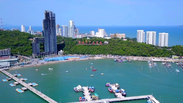 鸟瞰芭堤雅海上的船只、海滩和城市，以蓝天为旅行背景。泰国春武里。视频素材