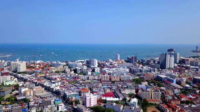 鸟瞰芭堤雅海上的船只、海滩和城市，以蓝天为旅行背景。泰国春武里。视频素材