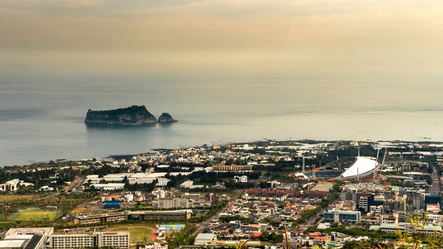 Seogwipo市中心区和Beomseom岛(靠近济州岛的小岛)海景视频素材