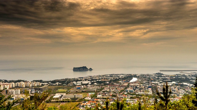 Seogwipo市中心区和Beomseom岛(靠近济州岛的小岛)海景视频素材