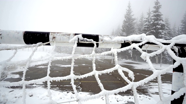 雪覆盖的球网与运动练习地形在冬季手球或足球视频素材