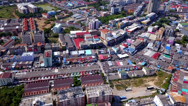 鸟瞰芭堤雅海上的船只、海滩和城市，以蓝天为旅行背景。泰国春武里。视频素材