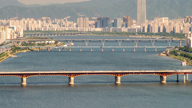 Seongsu bridge, tukseom游乐场和首尔附近的市中心区视频素材