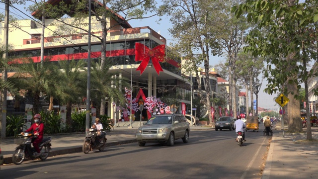 暹粒新城区机场路购物中心的交通状况视频素材