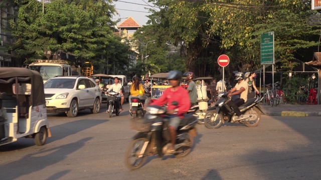 暹粒市中心老市场区域十字路口的交通状况视频素材