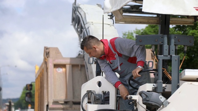 道路维修。手工工人驱动冷刨床视频素材