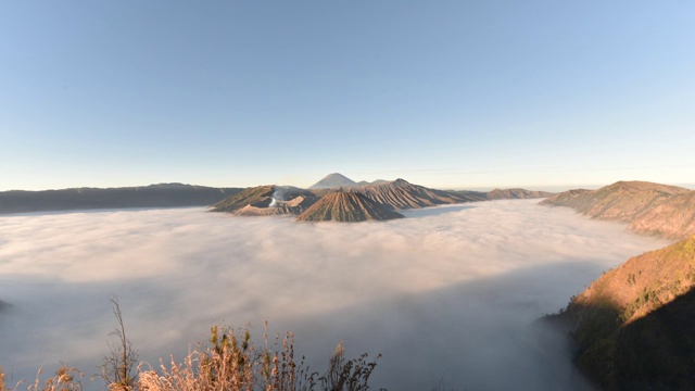 活跃、冒险、亚洲、吸引力、背景、batok,美丽,溴,攀登,云,火山口,黎明,目的地,雾,yogyakarta,徒步旅行,山,印度尼西亚、java、旅行,风景,雾,早晨,山,山,山脉,国家、自然,户外,全景,公园,风景,sceni视频素材