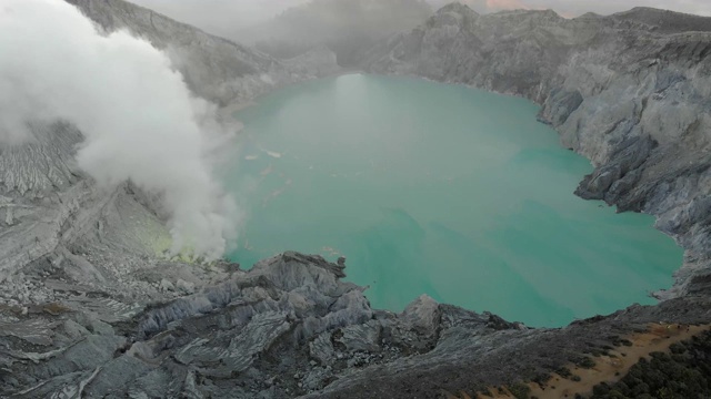 卡瓦伊真火山口是印度尼西亚爪哇岛最大的火山口湖。卡瓦伊真火山，位于爪哇岛东端附近视频素材