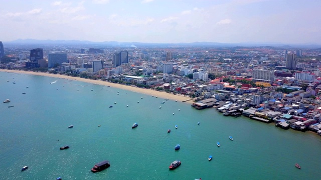 鸟瞰芭堤雅海上的船只、海滩和城市，以蓝天为旅行背景。泰国春武里。视频素材