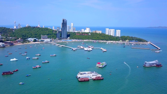 鸟瞰芭堤雅海上的船只、海滩和城市，以蓝天为旅行背景。泰国春武里。视频素材