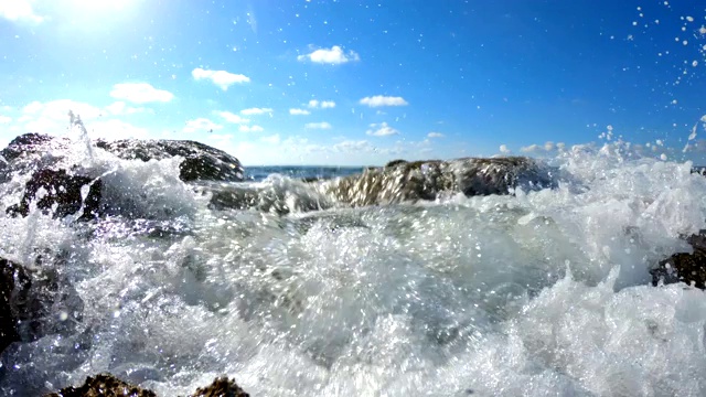 海浪冲击着布满岩石的海滩视频素材