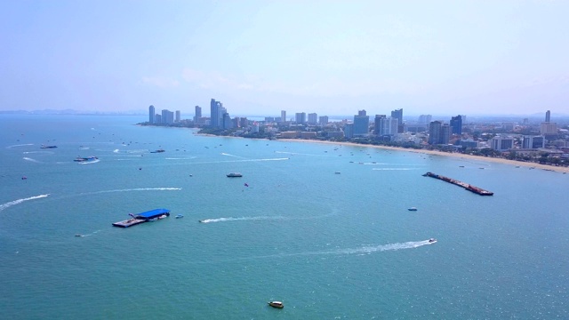 鸟瞰芭堤雅海上的船只、海滩和城市，以蓝天为旅行背景。泰国春武里。视频素材