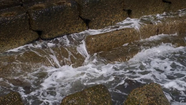 海浪撞击混凝土海岸加固，特写，全高清- 60帧/秒视频素材