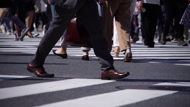 慢镜头:日本行人过马路。视频素材