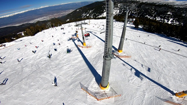 Bansko、保加利亚。在阳光明媚的日子，滑雪者乘坐索道缆车前往山顶斜坡的自拍视频素材