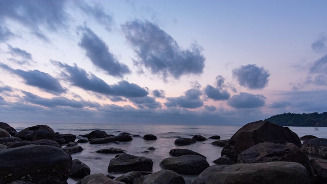 海洋和海滩与岩石在日落，时间流逝视频视频素材