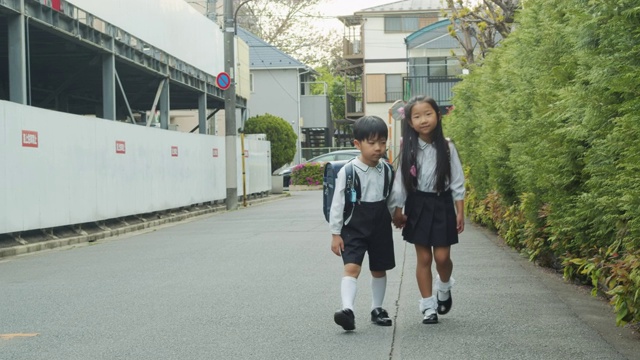 东京郊区走路上学的小孩视频素材