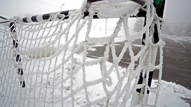 空旷的足球和手球中心球场和球门在冬天被雪覆盖视频素材