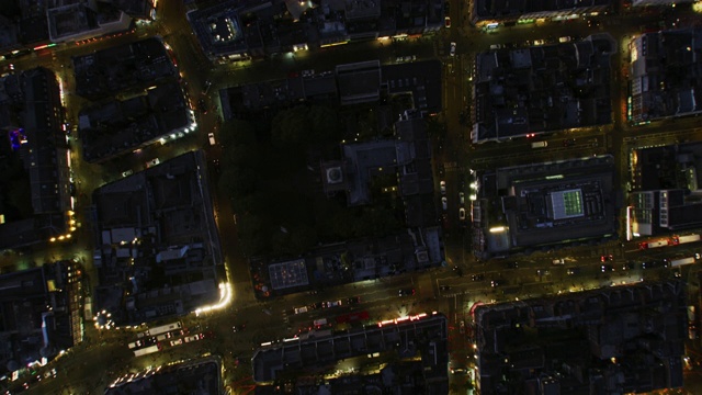 空中俯瞰伦敦夜晚的城市街道视频素材