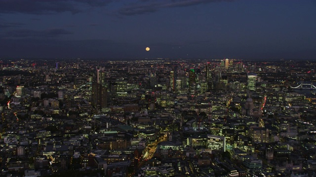 鸟瞰图在夜晚照亮建筑物伦敦城市景观视频素材