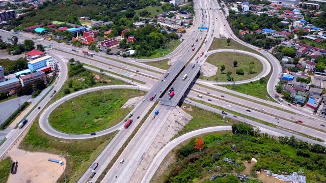 公路交汇处鸟瞰图。在建筑概念结构中，桥路形状为8号或无穷大符号。前视图。城市，春武里，泰国。视频素材