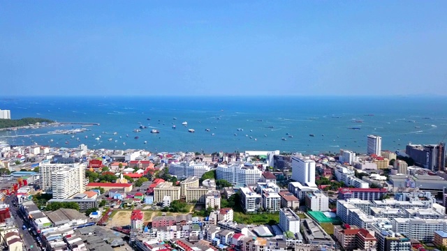 鸟瞰芭堤雅海上的船只、海滩和城市，以蓝天为旅行背景。泰国春武里。视频素材