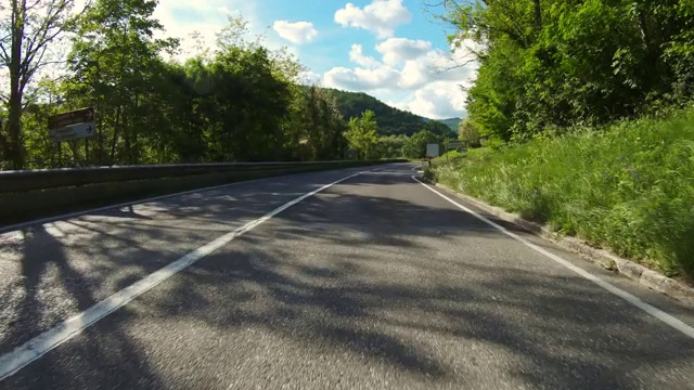 汽车视角的道路通过美丽的山谷视频素材