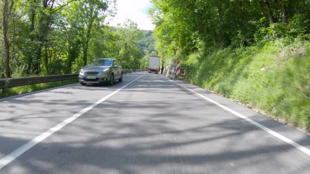 跟随一辆在自然道路上行驶的卡车视频素材