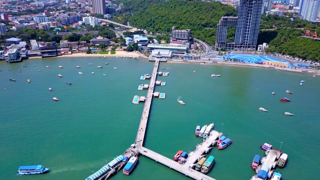 鸟瞰芭堤雅海上的船只、海滩和城市，以蓝天为旅行背景。泰国春武里。视频素材