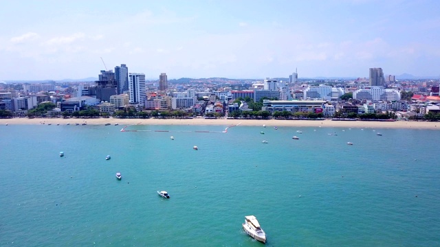 鸟瞰芭堤雅海上的船只、海滩和城市，以蓝天为旅行背景。泰国春武里。视频素材